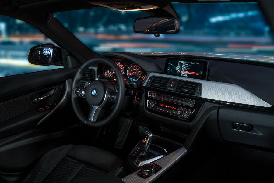 Интерьер BMW 330e M Sport 2016 года  (фото 37 из 40)
